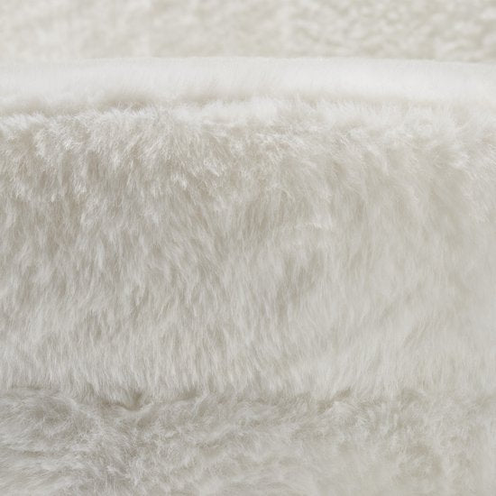 tectake® Fauteuil Stella - Fauteuil avec accoudoir - Chaise de salle à manger confortable - Chaise de cuisine - Rembourrage épais - Pour le salon et la salle à manger - Avec revêtement en fausse fourrure - crème/noir
