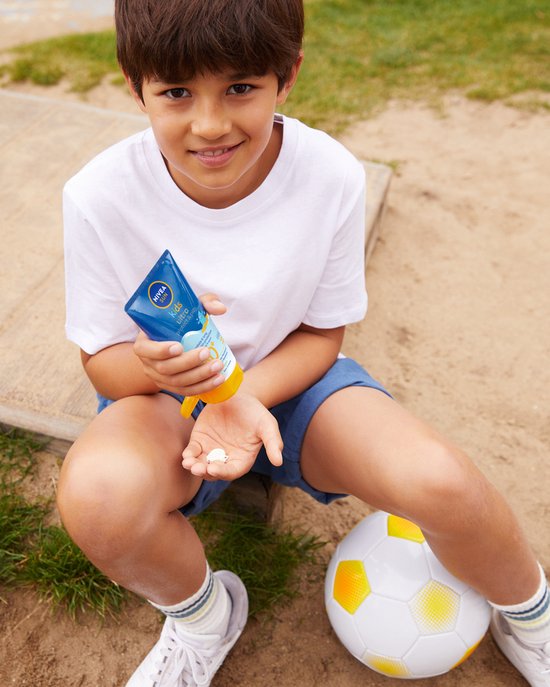 NIVEA SUN Kids Ultra Crème solaire SPF 50 Enfants - SPF 50+ - Très résistante à l'eau - Crème solaire pour le visage et le corps - 150 ml