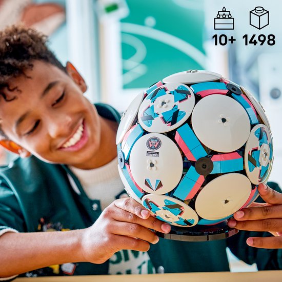 LEGO Editions Football - Kit de construction 3D avec mini-stade - Cadeau d'anniversaire pour les garçons, les filles et les fans de football à partir de 10 ans - 43019