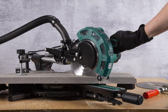 Tronçonneuse et scie à onglets VONROC avec fonction de traction - 2000W - Ø216MM - Eclairage LED sur la pièce - Laser pour une ligne de coupe parfaite - Largeur de coupe supplémentaire 340mm - Rallonges de table réglables avec butée de longueur - Lame de