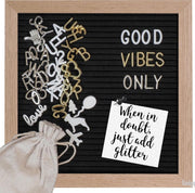 Gadgy Letterbord Zwart Vilt - Houten Lijst 25x25CM - Inclusief 570 Kleuren Letters en 100 Icoontjes - Wanddecoratie Woonkamer - Leuk Cadeau Verjaardag