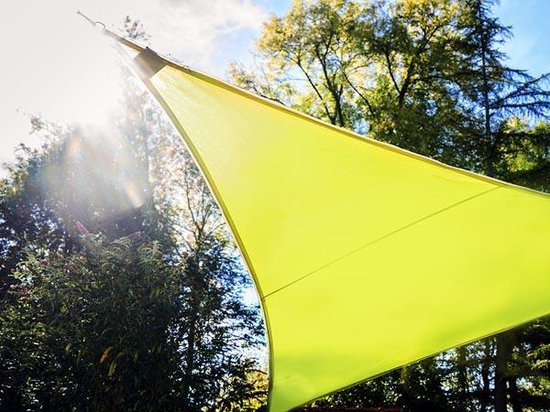 Toile d'ombrage Perel avec 107 LED, hydrofuge, 3,6 x 3,6 x 3,6 m, 160 g/m², IP44, énergie solaire, polyester, forme triangulaire, vert citron