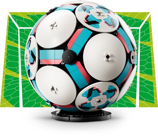 LEGO Editions Football - Kit de construction 3D avec mini-stade - Cadeau d'anniversaire pour les garçons, les filles et les fans de football à partir de 10 ans - 43019