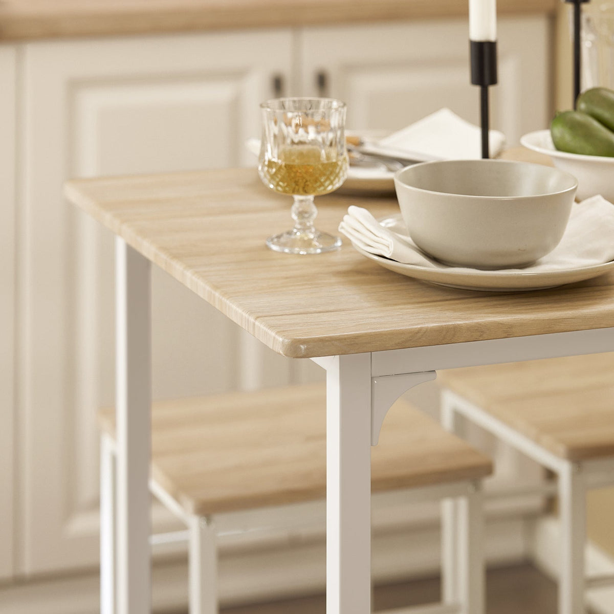 SoBuy Table de bar avec 4 tabourets - Moderne - max. 120 kg - Blanc / Marron