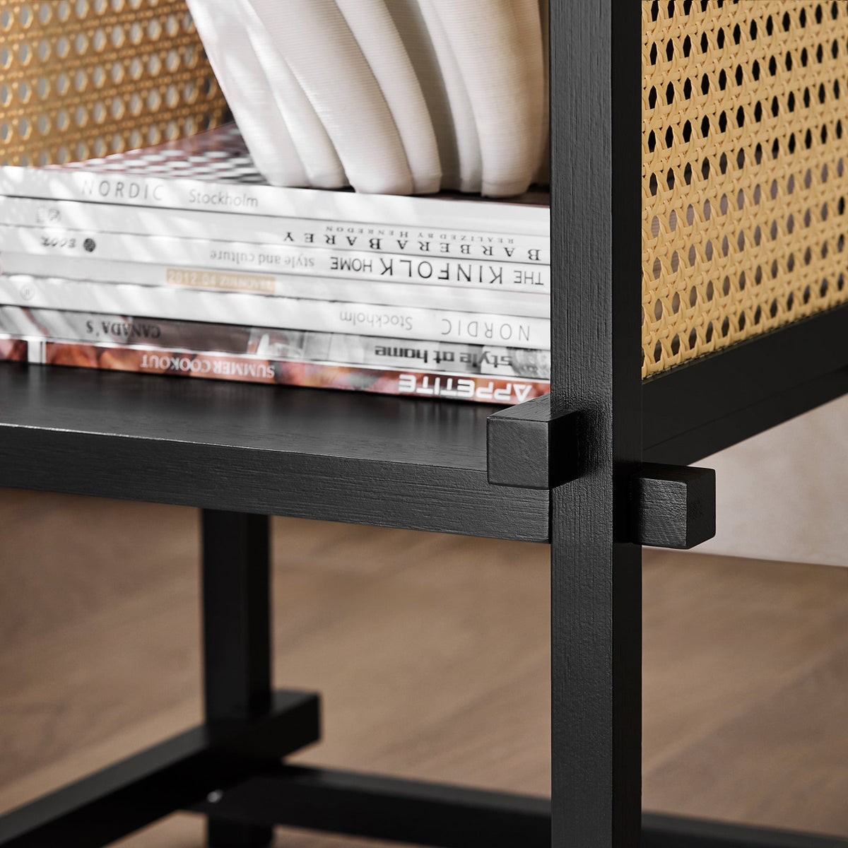 SoBuy table d'appoint HFBT03-SCH - 40×40×60 cm - noir-jaune - châssis en bambou & compartiment de rangement ouvert