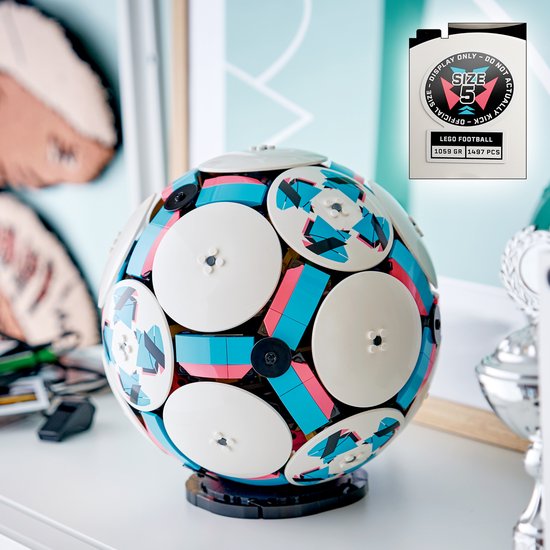 LEGO Editions Football - Kit de construction 3D avec mini-stade - Cadeau d'anniversaire pour les garçons, les filles et les fans de football à partir de 10 ans - 43019