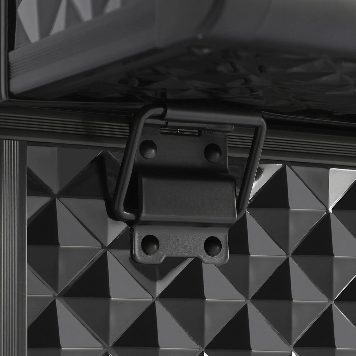 Yaheetech Mallette de maquillage à 3 étages - 34,7 x 22,2 x 25 cm - équipée de cloisons réglables, d'une doublure en velours et d'une serrure à clés - pour les coiffeurs et les esthéticiennes - aluminium noir et rouge