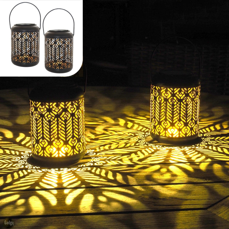 Gadgy Solar Lantaarn Pauw - Tafellamp Set van 2 - Solar Tuinverlichting op Zonneenergie - Led Buitenverlichting met dag/nacht Sensor - Hanglamp - Tuinlantaarn - 27 x Ø 12.5 cm - Zwart/Goud - Metaal