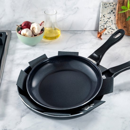 Ensemble de poêles BK Vivid, 2 pièces - 24/28 cm - Revêtement antiadhésif sans PFAS – Poêle compatible induction – Poêle en céramique - Résistante au four jusqu'à 160 °C – Poignées froides - Noir
