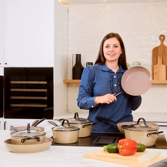 Batterie de cuisine Cook & Pan 9 pièces, couleur Taupe ou Mind - Sans PFAS - Compatible avec toutes les sources de chaleur - Batterie de cuisine garantie 7 ans - Revêtement antiadhésif résistant aux rayures - Lavable au lave-vaisselle - Gaz, induction, él