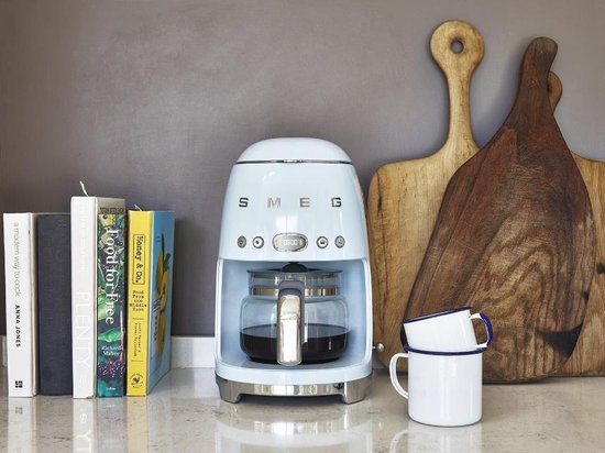 Cafetière à filtre SMEG DCF02PBEU - Cafetière - 10 tasses - Fonction de maintien au chaud 40 min - Réglage de l'arôme - Fonction de démarrage programmable - Style années 50 - Bleu pastel