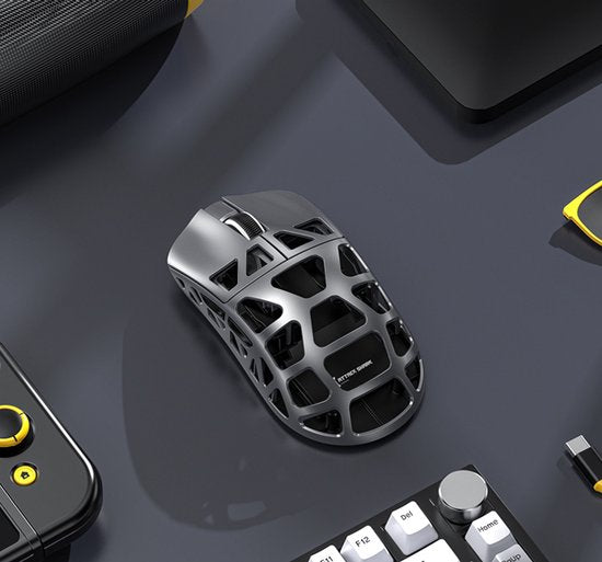 ATTACK SHARK R3 - Souris gaming sans fil - PAW3395 - Ultralégère (46 g) - Filaire/2,4 GHz/BT 5.1 - 26 000 DPI - Alliage de magnésium