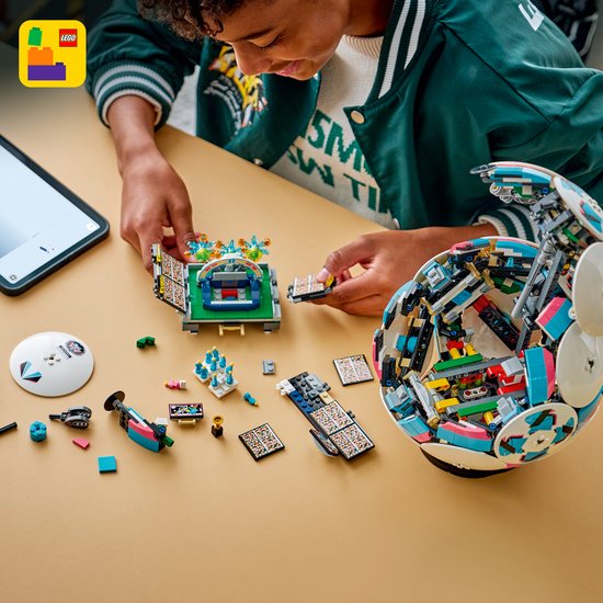 LEGO Editions Football - Kit de construction 3D avec mini-stade - Cadeau d'anniversaire pour les garçons, les filles et les fans de football à partir de 10 ans - 43019