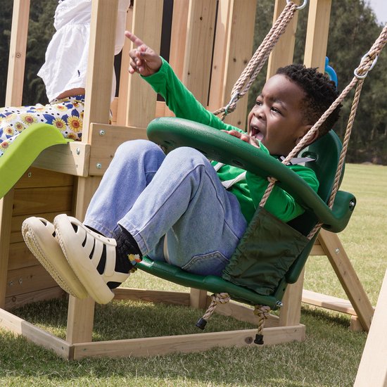 Structure de jeux AXI Timo Mini avec balançoire pour bébés, mur d'escalade et tableau noir – Toboggan rouge – Bois certifié FSC – Petite structure de jeux pour le jardin / l'extérieur