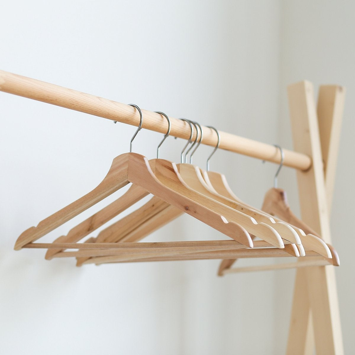LifeGoods Cintres - Avec barre de pantalon - Bois dur - Naturel - 30 pièces