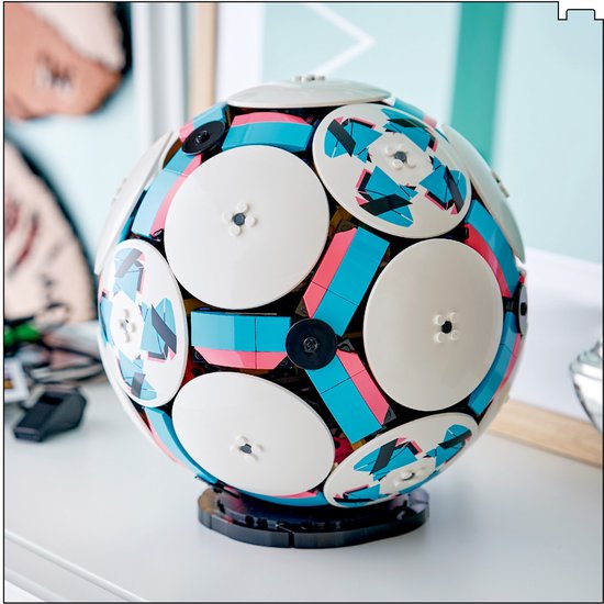 LEGO Editions Football - Kit de construction 3D avec mini-stade - Cadeau d'anniversaire pour les garçons, les filles et les fans de football à partir de 10 ans - 43019