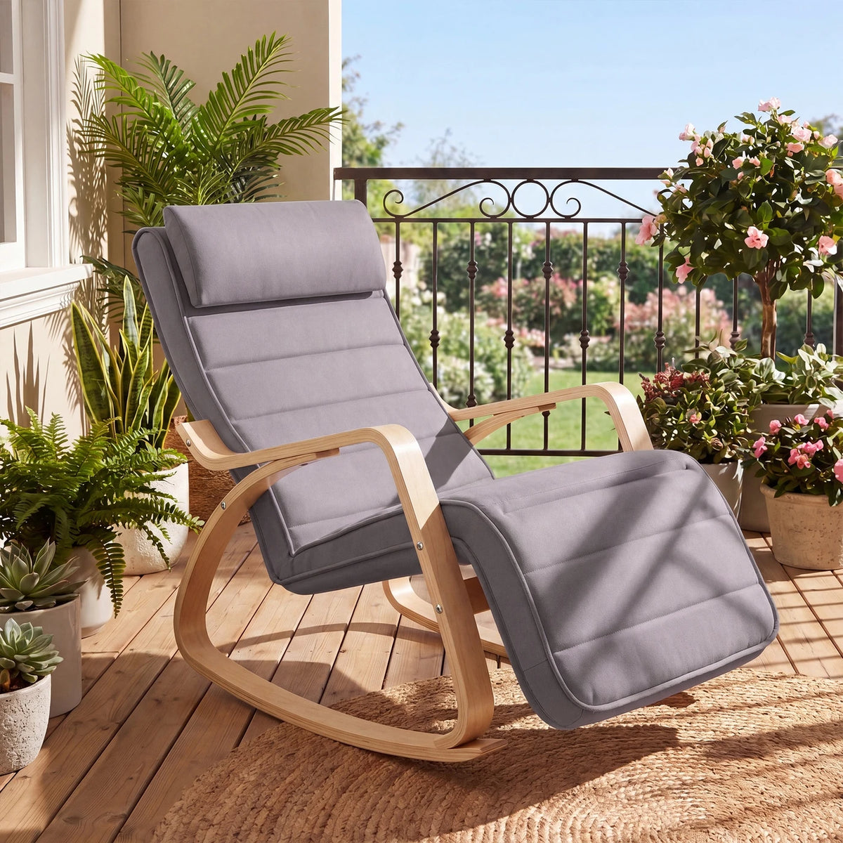 Fauteuil à bascule Ochama avec accoudoirs - Bois de bouleau - Repose-pieds réglable - 121,5 x 65 x 84 cm - Gris clair