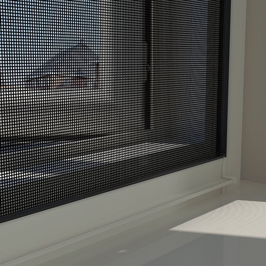 Moustiquaire enroulable Livn Plus 75 x 155 cm, blanche - Système d'enroulement automatique avec amortisseur - La toile s'enroule dans un caisson - Montage à l'intérieur ou à l'extérieur