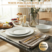 Service de table rond : élégantes assiettes et bols en céramique blanche