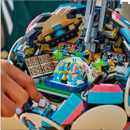 LEGO Editions Football - Kit de construction 3D avec mini-stade - Cadeau d'anniversaire pour les garçons, les filles et les fans de football à partir de 10 ans - 43019