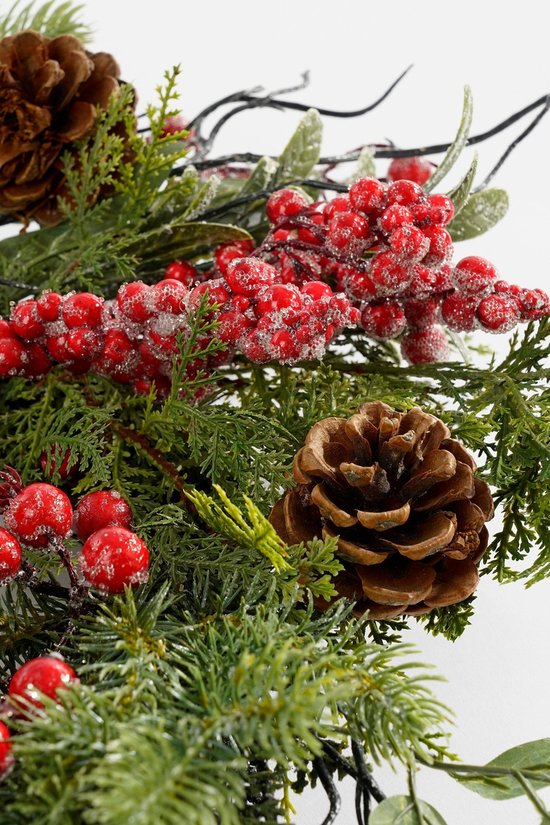 Mica Decorations Couronne de Noël Randell - Décoration de Noël à effet enneigé - Couronne de porte facile à accrocher - Décoration avec des baies et des pommes de pin - Ø 50 cm - Rouge