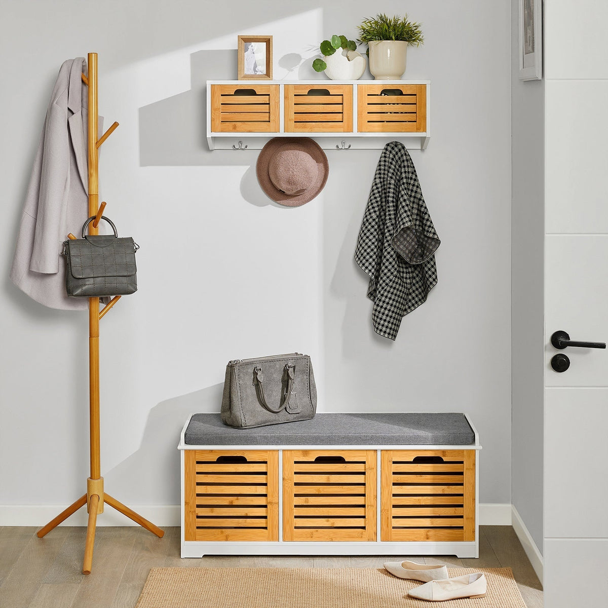 SoBuy Porte-manteau mural - Porte-manteau suspendu avec 3 paniers et 4 crochets - Max. 15KG - 80 x 25 x 20 cm - Blanc
