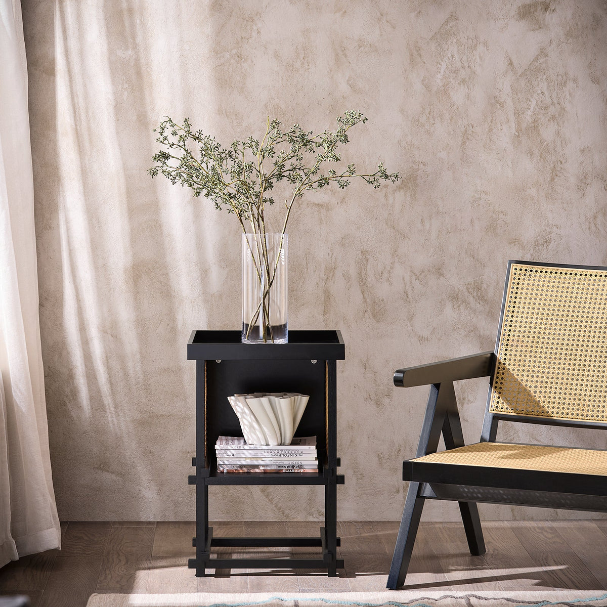 SoBuy table d'appoint HFBT03-SCH - 40×40×60 cm - noir-jaune - châssis en bambou & compartiment de rangement ouvert