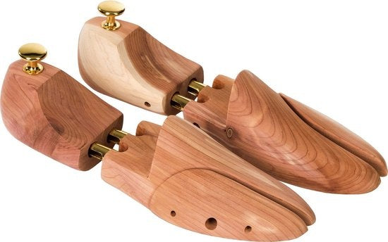 Tectake - Arbre à chaussures de luxe taille 42-43 en bois de cèdre - 402252