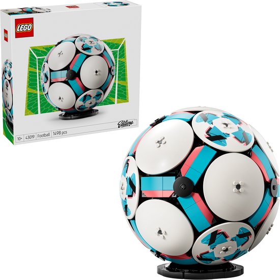 LEGO Editions Football - Kit de construction 3D avec mini-stade - Cadeau d'anniversaire pour les garçons, les filles et les fans de football à partir de 10 ans - 43019