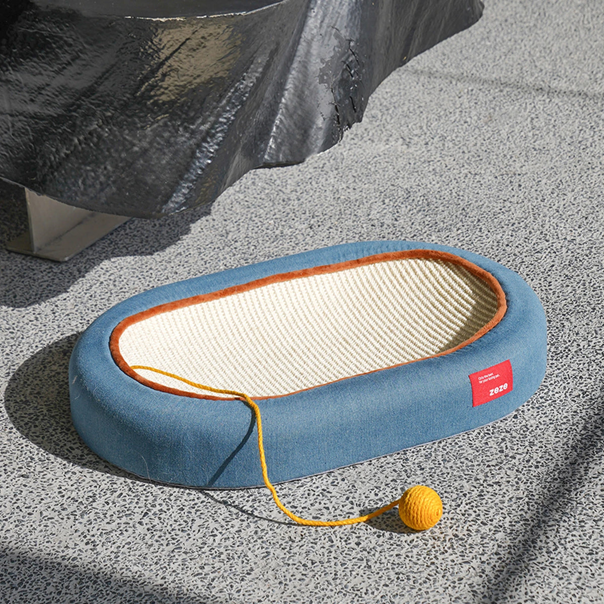 zeze Planche à griffer en denim et jute pour chats - Zone de griffage incurvée avec balles - 58 x 38 x 9 cm