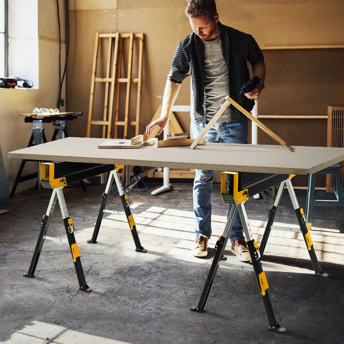 Ensemble de 2 chevalets de sciage pliants Coast - Réglables en hauteur - Surface supérieure antidérapante en PVC - Jaune et noir