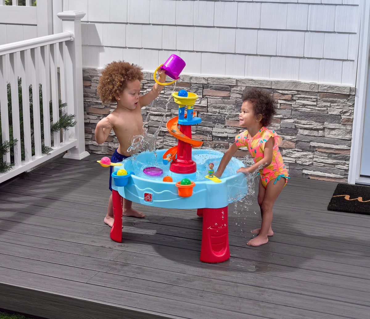 Table à eau Step2 Spiral Slide 66 x 66 x 57,1 cm – Bleu/Rouge – Lot d'accessoires de 13 pièces
