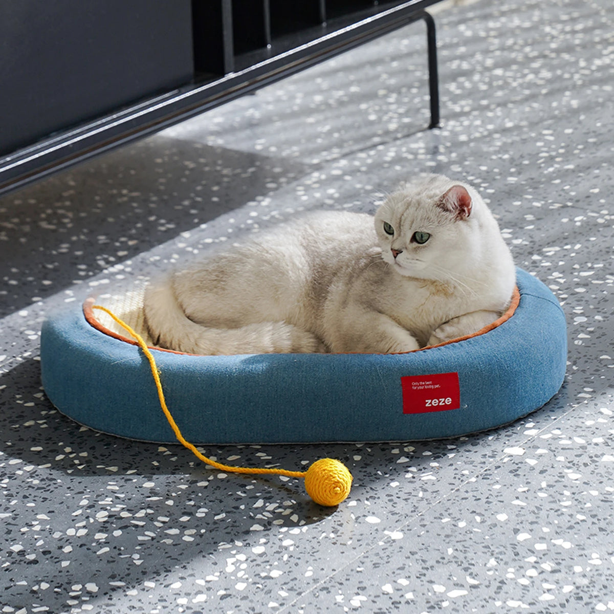 zeze Planche à griffer en denim et jute pour chats - Zone de griffage incurvée avec balles - 58 x 38 x 9 cm