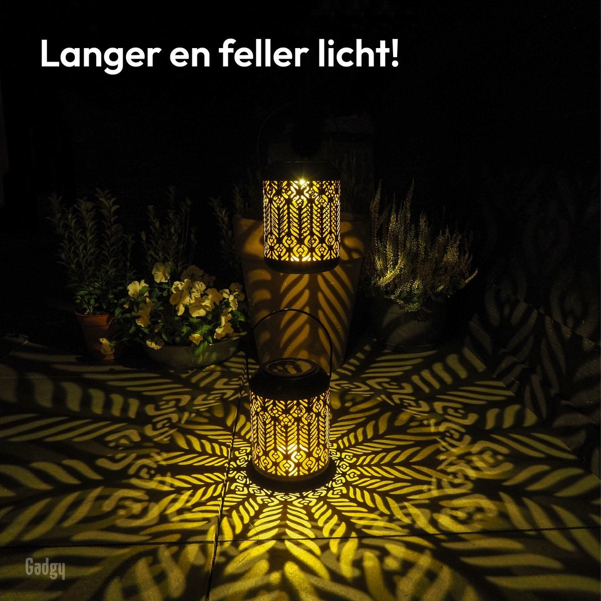 Gadgy Solar Lantaarn Pauw - Tafellamp Set van 2 - Solar Tuinverlichting op Zonneenergie - Led Buitenverlichting met dag/nacht Sensor - Hanglamp - Tuinlantaarn - 27 x Ø 12.5 cm - Zwart/Goud - Metaal