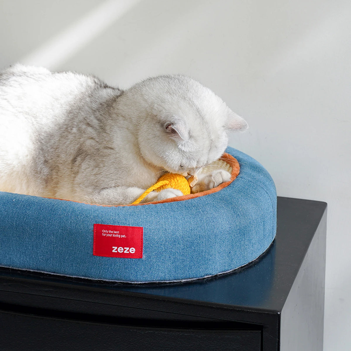 zeze Planche à griffer en denim et jute pour chats - Zone de griffage incurvée avec balles - 58 x 38 x 9 cm