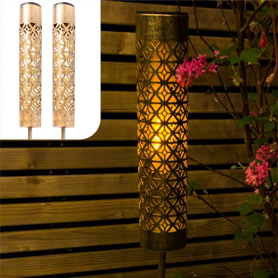 Éclairage de jardin Gadgy Solar – 2 lampadaires avec effet de flamme vacillante – Métal doré – Lampes d'ambiance LED à énergie solaire – Pour l'extérieur – Résistantes aux intempéries – Hauteur : 98 cm – Piquet de sol