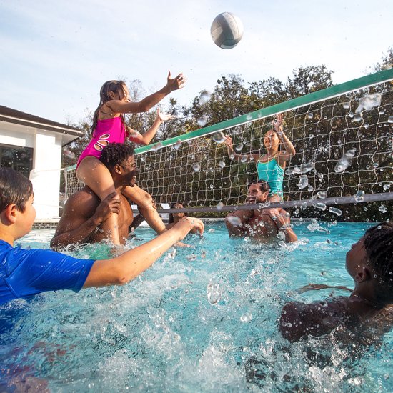 Step2 Vero Filet de volley-ball pour piscine blanc – Filet de volley-ball pour piscine – Réglable de 4,5 à 7,6 m – Avec ballon, pompe et sac de rangement – Socle lestable – Pour piscine et jardin