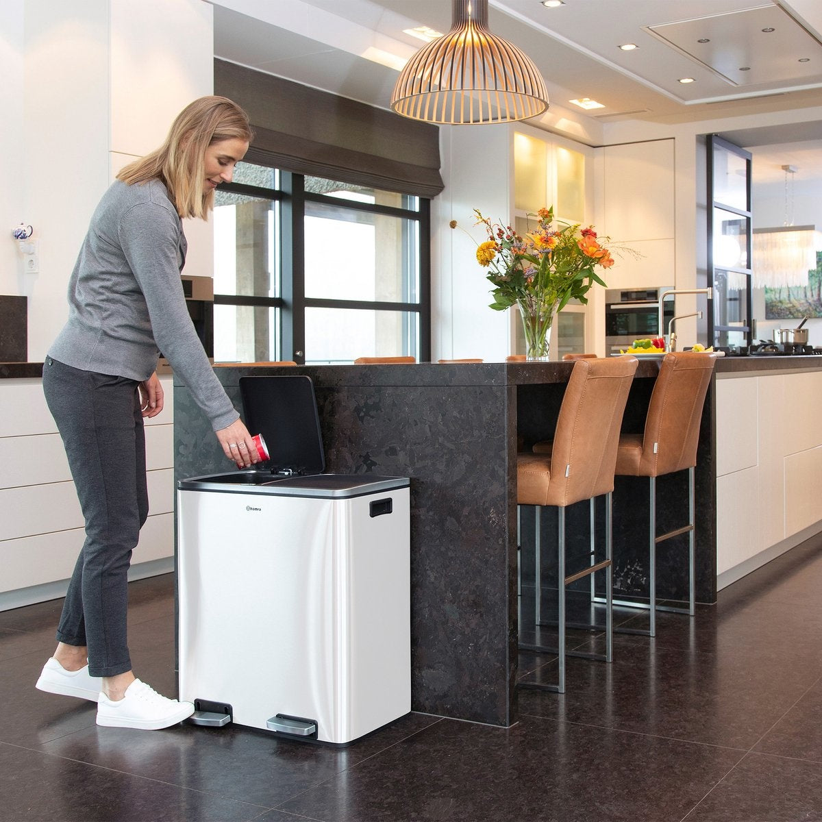 Homra QUICKX Poubelle de tri sélectif 2 compartiments Blanc - 60 L (2x30 L) Poubelle à pédale - Poubelle design Duo en acier inoxydable - Séparation des déchets - Poubelle de recyclage - Pédale hygiénique - Poubelle double - Poubelle de cuisine - Poubelle