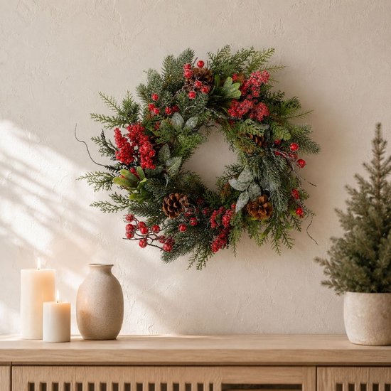 Mica Decorations Couronne de Noël Randell - Décoration de Noël à effet enneigé - Couronne de porte facile à accrocher - Décoration avec des baies et des pommes de pin - Ø 50 cm - Rouge