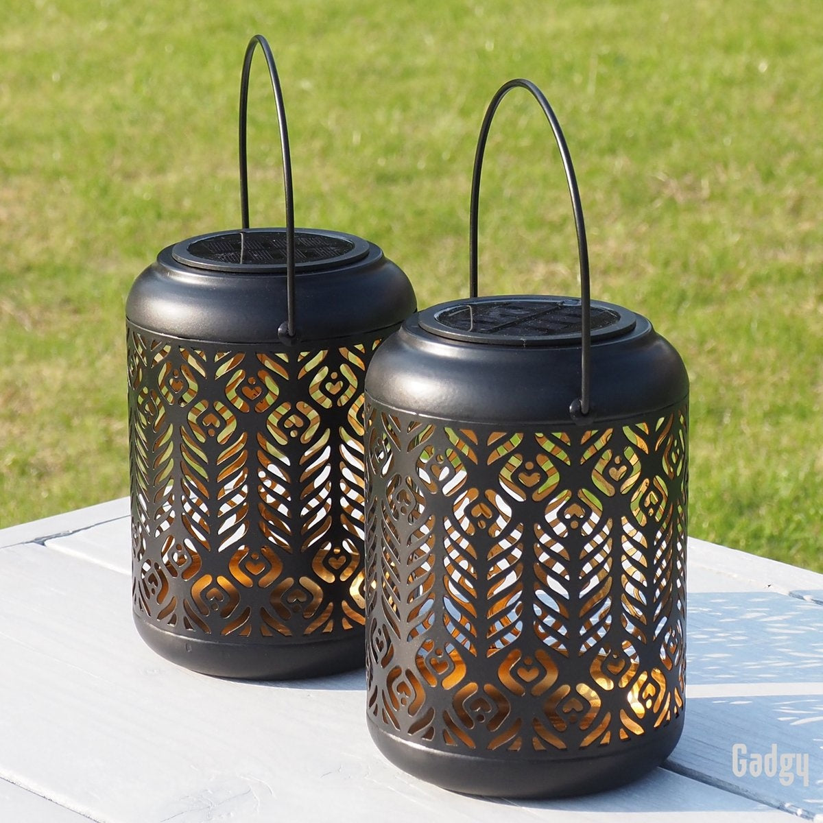Gadgy Solar Lantaarn Pauw - Tafellamp Set van 2 - Solar Tuinverlichting op Zonneenergie - Led Buitenverlichting met dag/nacht Sensor - Hanglamp - Tuinlantaarn - 27 x Ø 12.5 cm - Zwart/Goud - Metaal