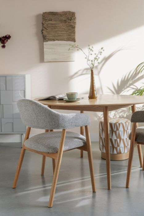 vanHarte Indy : chaise de salle à manger avec accoudoirs – pieds en chêne – revêtement en polyester