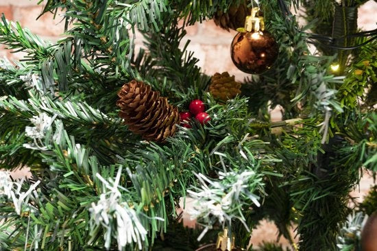 Cadeaux de Noël Arbre de Noël artificiel - Epicéa avec pommes de pin - Décoration de Noël pour l'intérieur - 1024 Tops - 210 cm - Vert