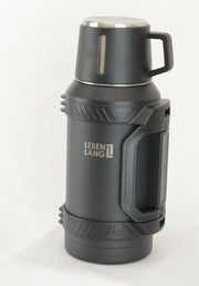 LEBENLANG - Thermos 1.5L - Bouteille isolante en acier inoxydable avec tasse, passoire à thé et sangle de transport - Jusqu'à 48 heures au chaud ou au froid - Etanche et sans BPA
