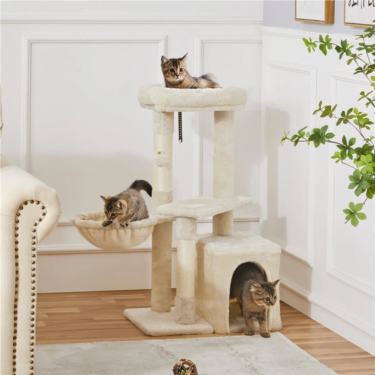 Yaheetech Scratch Post avec 3 niveaux - équipé de poteaux en sisal, d'un panier pour chat, d'un hamac et d'une balle en peluche amovible - pour les chats de petite et moyenne taille - panneau de particules E1 et peluche beige - 51 x 34,5 x 87 cm
